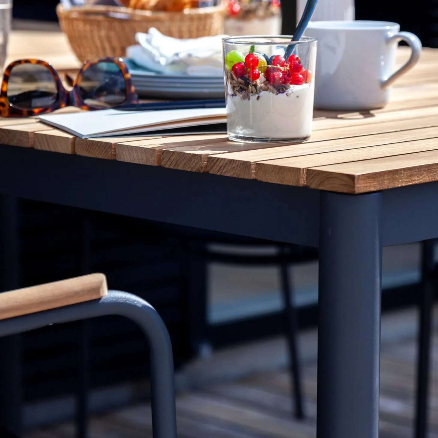 Mood/Mood Classic Trädgårdsmöbelset i Teak och Aluminium Antracit 167 cm + 4 stolar