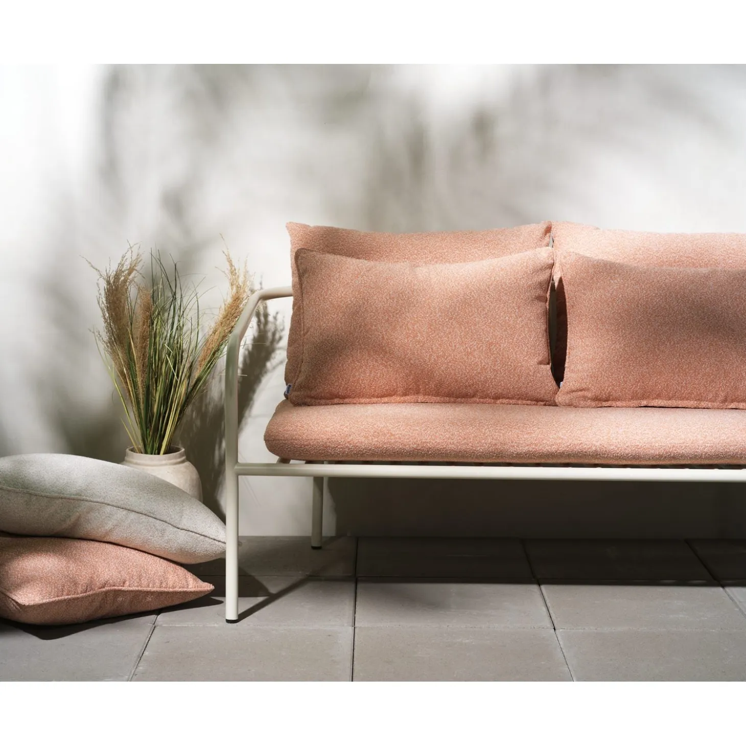 Bendt 2-sits Soffa 138x72 cm Pearl White/Teddy Orange