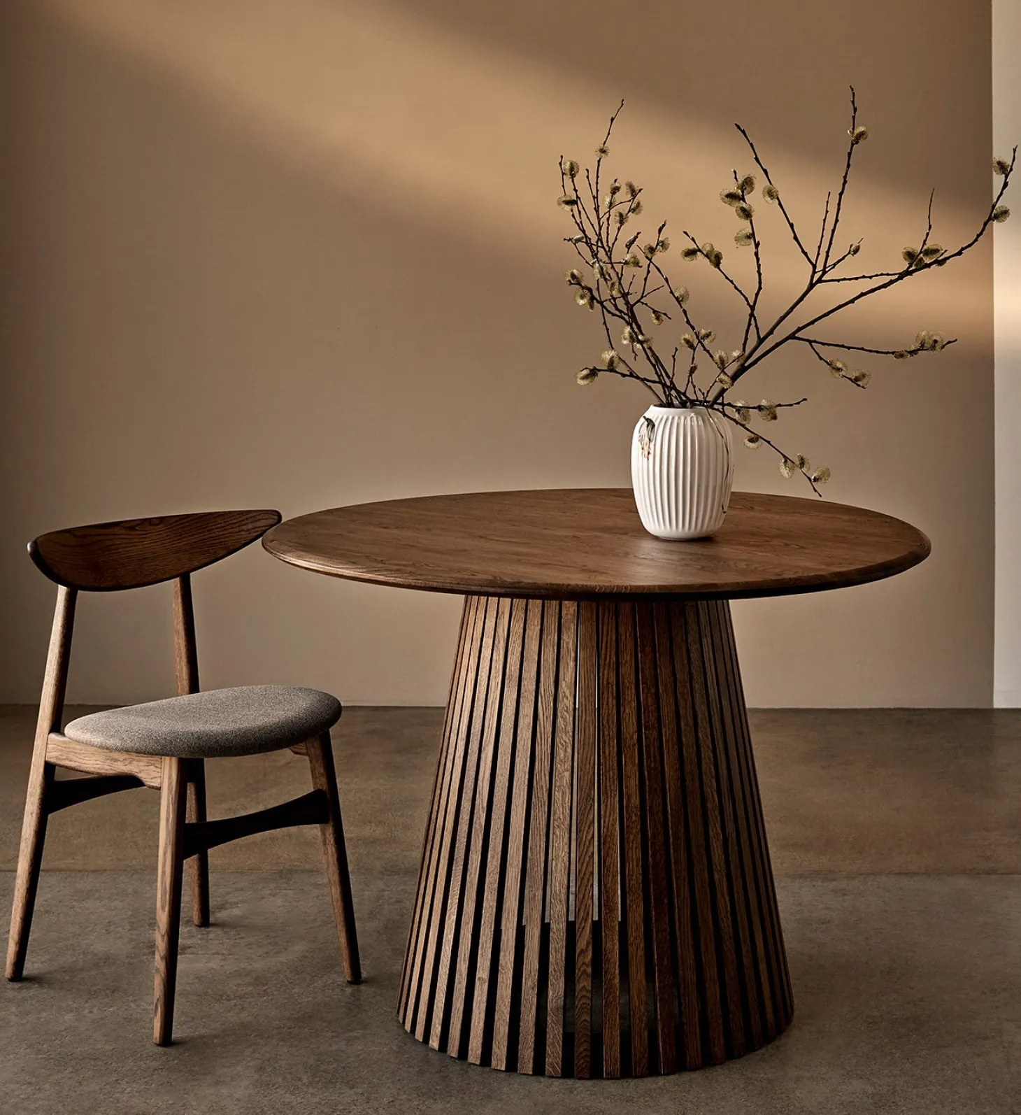 Dominus Matbord Rund 120 cm Smoked Oak