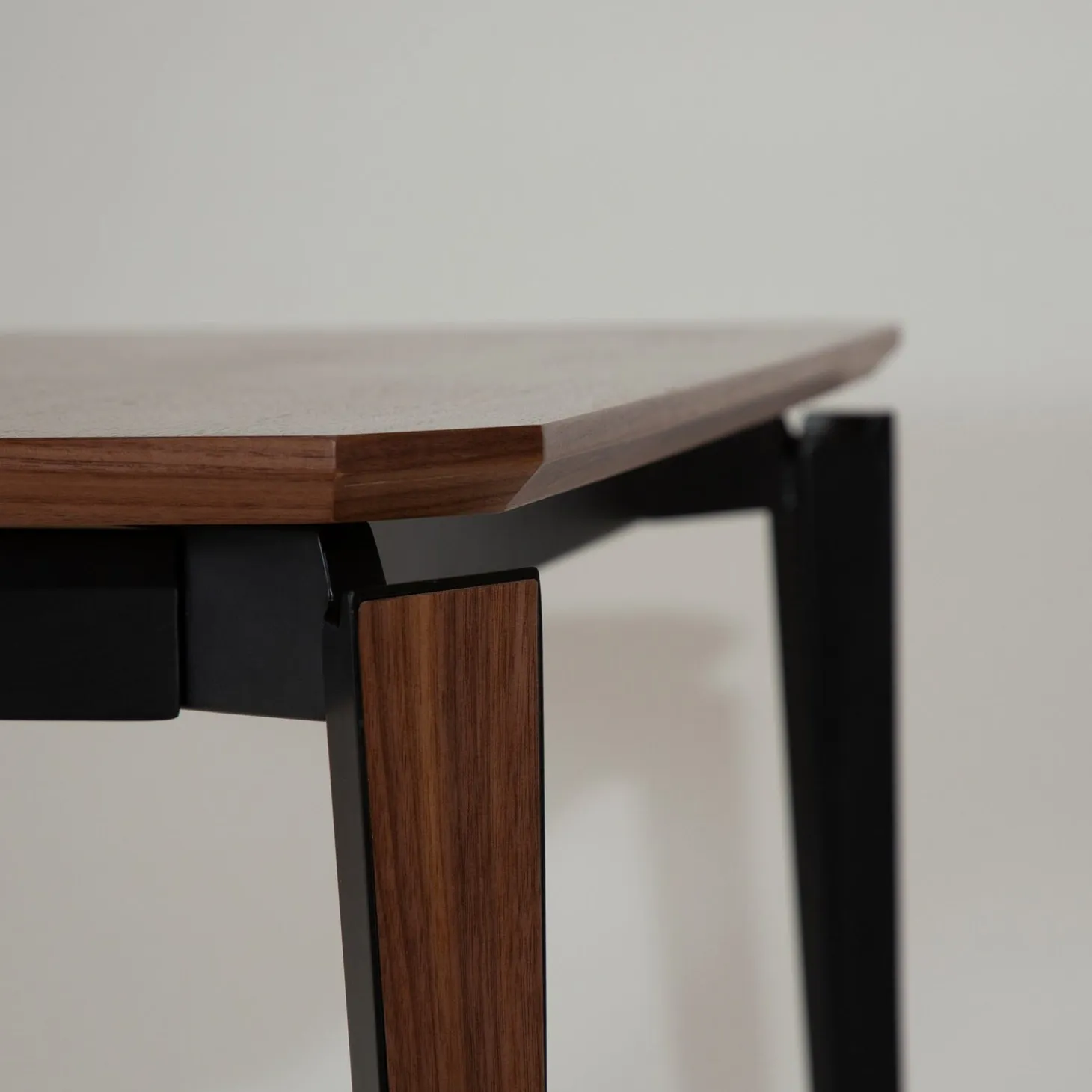 Edge Matbord 100x200-300 cm Walnut
